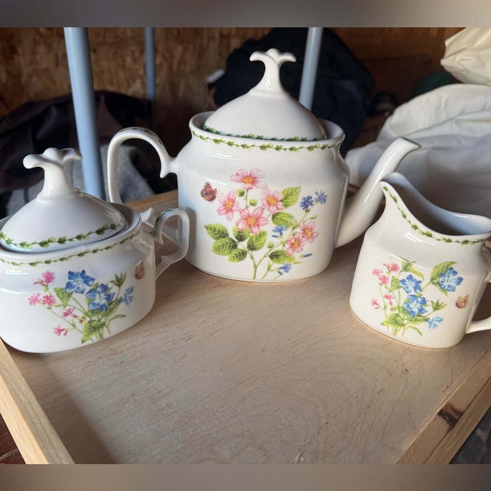 Service Teapot Sugar & Creamer China Set: Botanic Flower Gracie